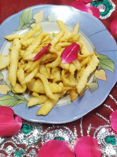 नमक पारे (Namakpare recipe in hindi) रेसिपी मुख्य फोटो