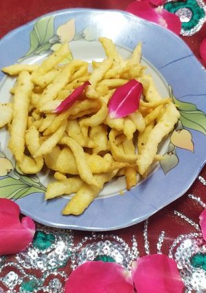 नमक पारे (Namakpare recipe in hindi) रेसिपी मुख्य फोटो