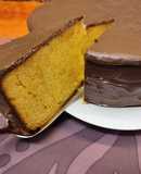 Bizcocho de leche condensada con cobertura de chocolate