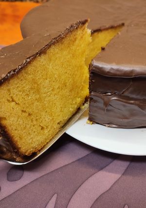 Una foto de Bizcocho de leche condensada con cobertura de chocolate