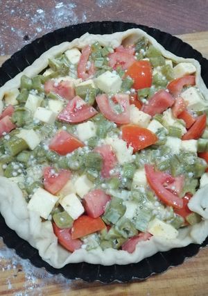 Una foto de Tarta de ocra, tomate y muzarella
