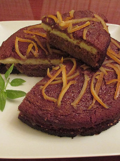 Una foto de Tarta de cacao con crema al limón y mermelada de albaricoques