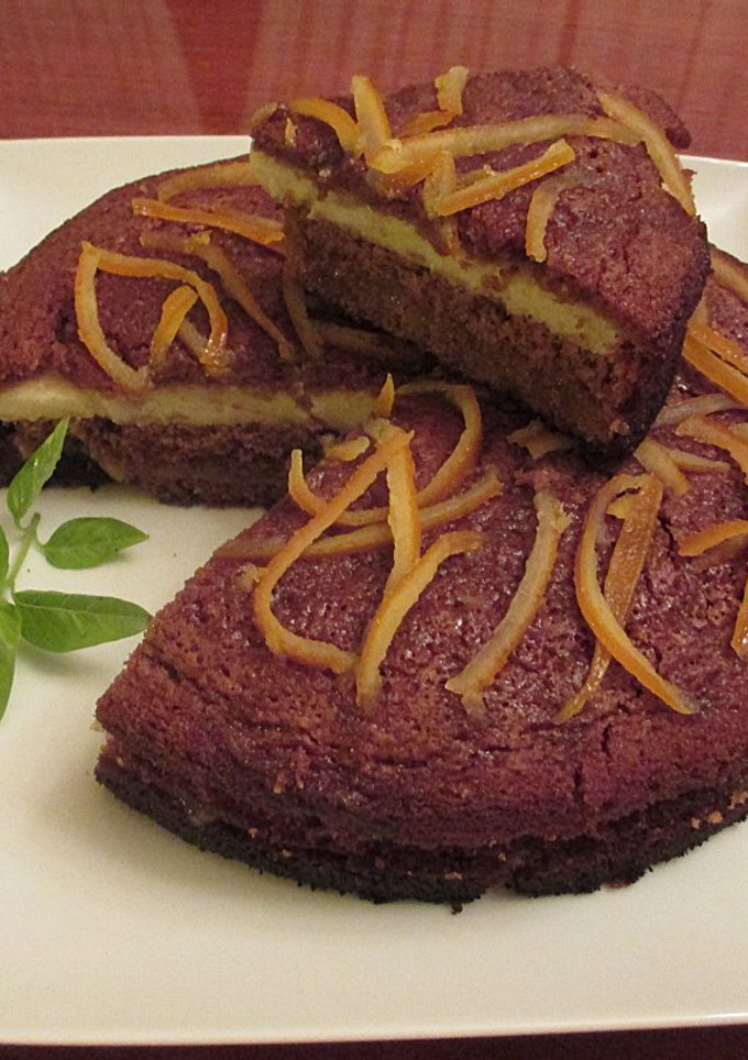 Una foto de Tarta de cacao con crema al limón y mermelada de albaricoques