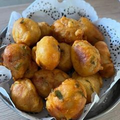 A picture of Onions udad dal vada.