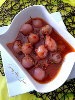 Una foto de Cebollitas en vinagre con aliño de curry panang y harisa egipcia