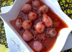 Foto principal de Cebollitas en vinagre con aliño de curry panang y harisa egipcia