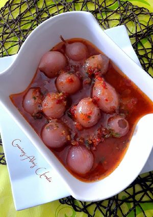 Una foto de Cebollitas en vinagre con aliño de curry panang y harisa egipcia
