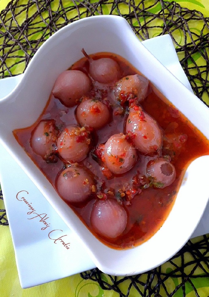 Una foto de Cebollitas en vinagre con aliño de curry panang y harisa egipcia