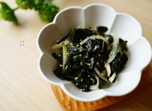 清爽開胃的韓國小菜~涼拌海帶芽! (教學影片) 的食譜成品照片