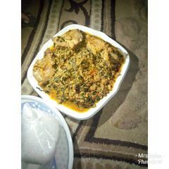 A picture of Tuwon shinkafa da miyar egusi.