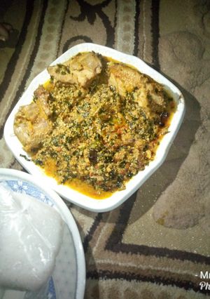 A picture of Tuwon shinkafa da miyar egusi.