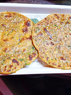 हेल्दी तील मेथी थेपला (healthy til methi thepla recipe in Hindi) रेसिपी मुख्य फोटो