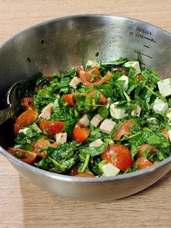 Una foto de Ensalada del día: con espinacas, pavo salteado, tomates cherry y queso feta