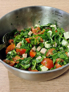 Una foto de Ensalada del día: con espinacas, pavo salteado, tomates cherry y queso feta