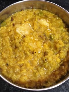 મટર મસાલા ખીચડી (Matar Masala Khichdi Recipe In Gujarati) રેસીપી મુખ્ય ફોટો