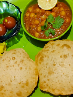 છોલે ભટૂરે (Chhole Bhature Recipe in Gujarati) રેસીપી મુખ્ય ફોટો