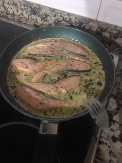 Una foto de Salmón en salsa de espinacas