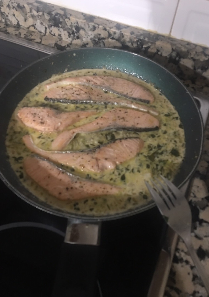 Una foto de Salmón en salsa de espinacas