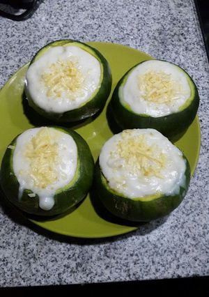 Una foto de Zapallitos rellenos de crema de choclo y zuchinis
