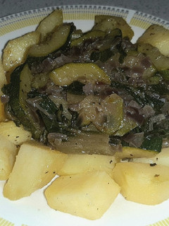 Una foto de Papitas a la mantequilla con guiso de verduras