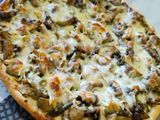 Pizza de hojaldre de verduras y pollo asado