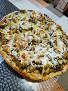 Una foto de Pizza de hojaldre de verduras y pollo asado