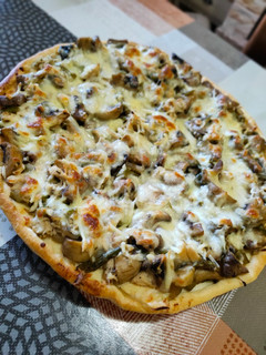 Una foto de Pizza de hojaldre de verduras y pollo asado