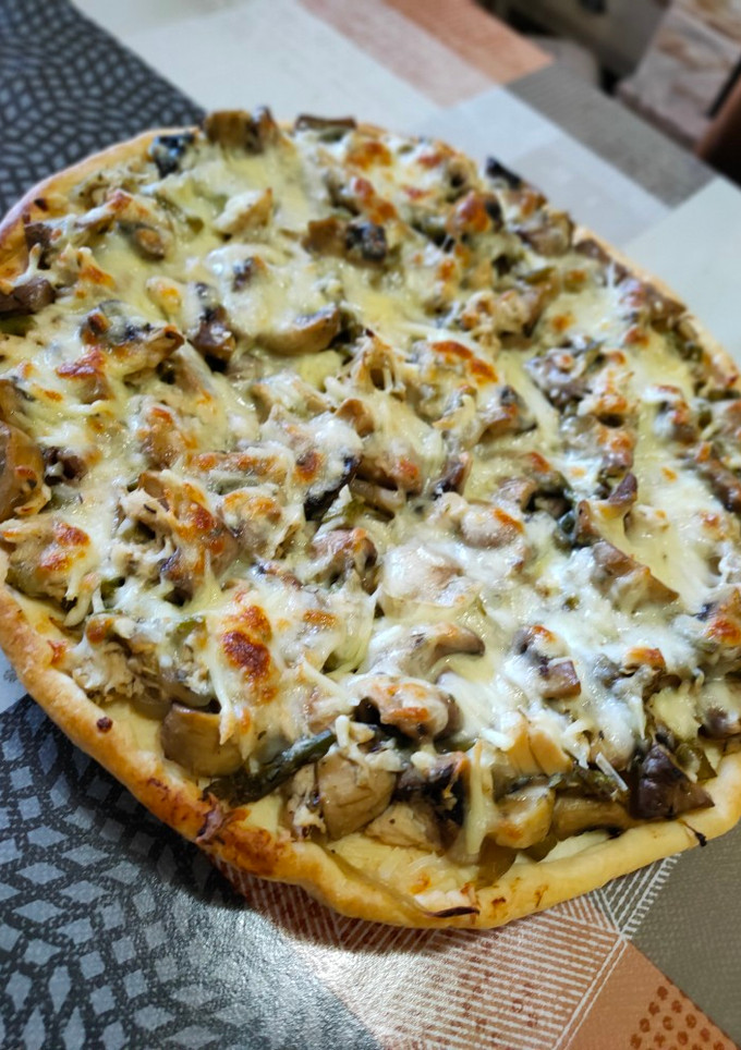 Una foto de Pizza de hojaldre de verduras y pollo asado