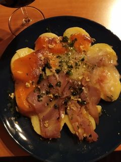 Una foto de Surtido de ahumados con patatas