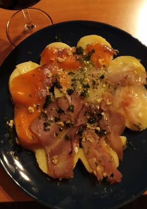 Una foto de Surtido de ahumados con patatas