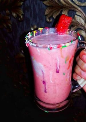 A picture of Strawberry Lassi.