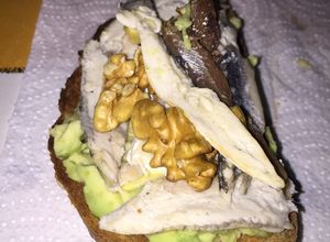 Foto principal de Tostada de aguacate, anchoas, boquerones, nueces y aceite de oliva
