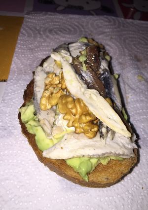 Foto principal de Tostada de aguacate, anchoas, boquerones, nueces y aceite de oliva
