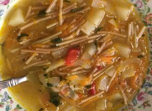 Una foto de Sopa rusa de fideos con papas