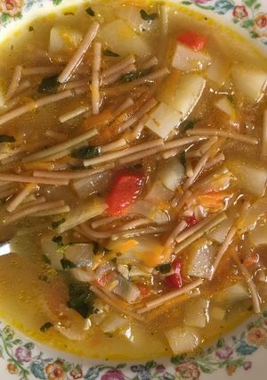 Una foto de Sopa rusa de fideos con papas