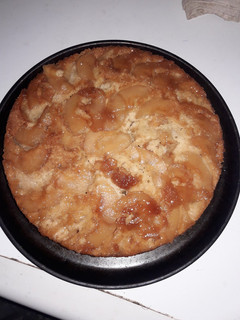 Una foto de Torta de manzana invertida muy fácil 👌