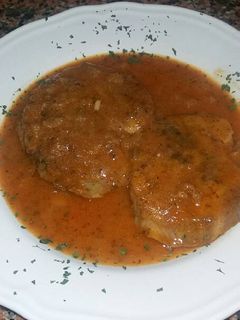 Una foto de Pez espada con salsa americana