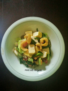 Foto resep Tumis pokcoy tahu kerupuk kulit