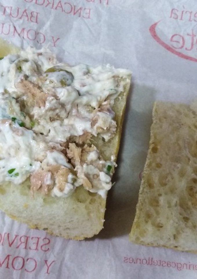 Una foto de Bocata de atún arreglado