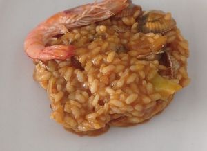 Una foto de Arroz meloso de berberechos y langostinos