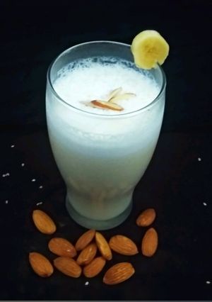 A picture of Almond Banana Dates Milkshake.