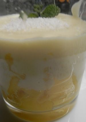 Una foto de Mousse de chocolate blanco con mango y coco