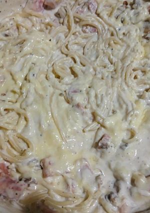 Una foto de Spaghetti blanco con jamón