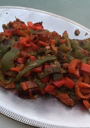Une photo de Poivrons et tomates à l'ail et anis vert