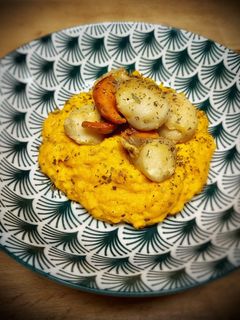 Una foto de Vieiras sobre crema de zanahoria