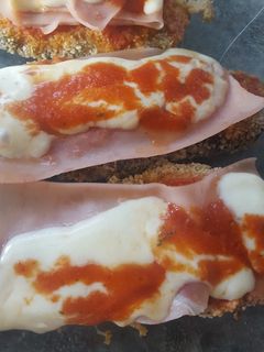 Una foto de Milanesa de berenjenas a la napolitana!!