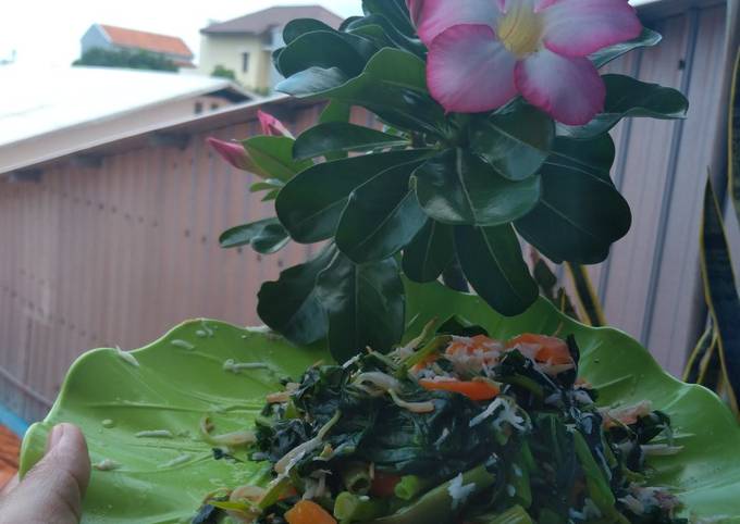 Bagaimana cara membuat Urap kangkung yang gurih