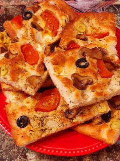 صورة لوصفة خبز الفوكاتشا الإيطالي 🇮🇹🇮🇹 هش والقطني بزيت الزيتون 🫒🫒