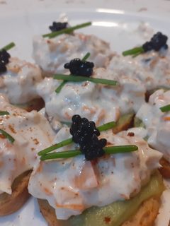 Una foto de Tostas de aguacate y marisco
