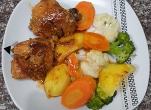 Una foto de Fritada de pollo y verduras al vapor